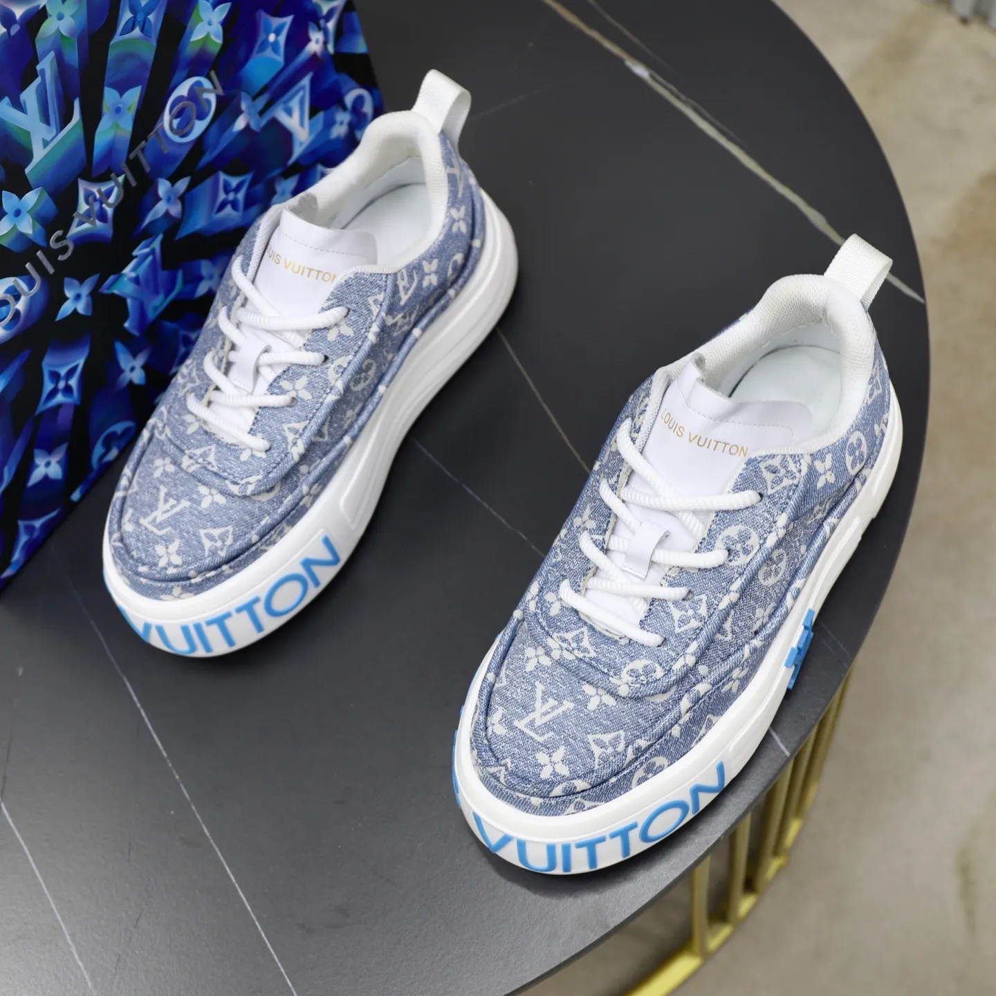 Ex-factory price: 560💰 [LV] Louis Vuitton, a high-end brand of men's shoes, new models on the market, top luxury brand, the latest fashionable casual men's shoes, a trendy and versatile style, relaxed and sporty, with calfskin upper and ultra-fine workmanship. The original personalized fashionable rubber wear-resistant outsole is light and comfortable on the foot. Code number: 39-44 (45, 46 customized)